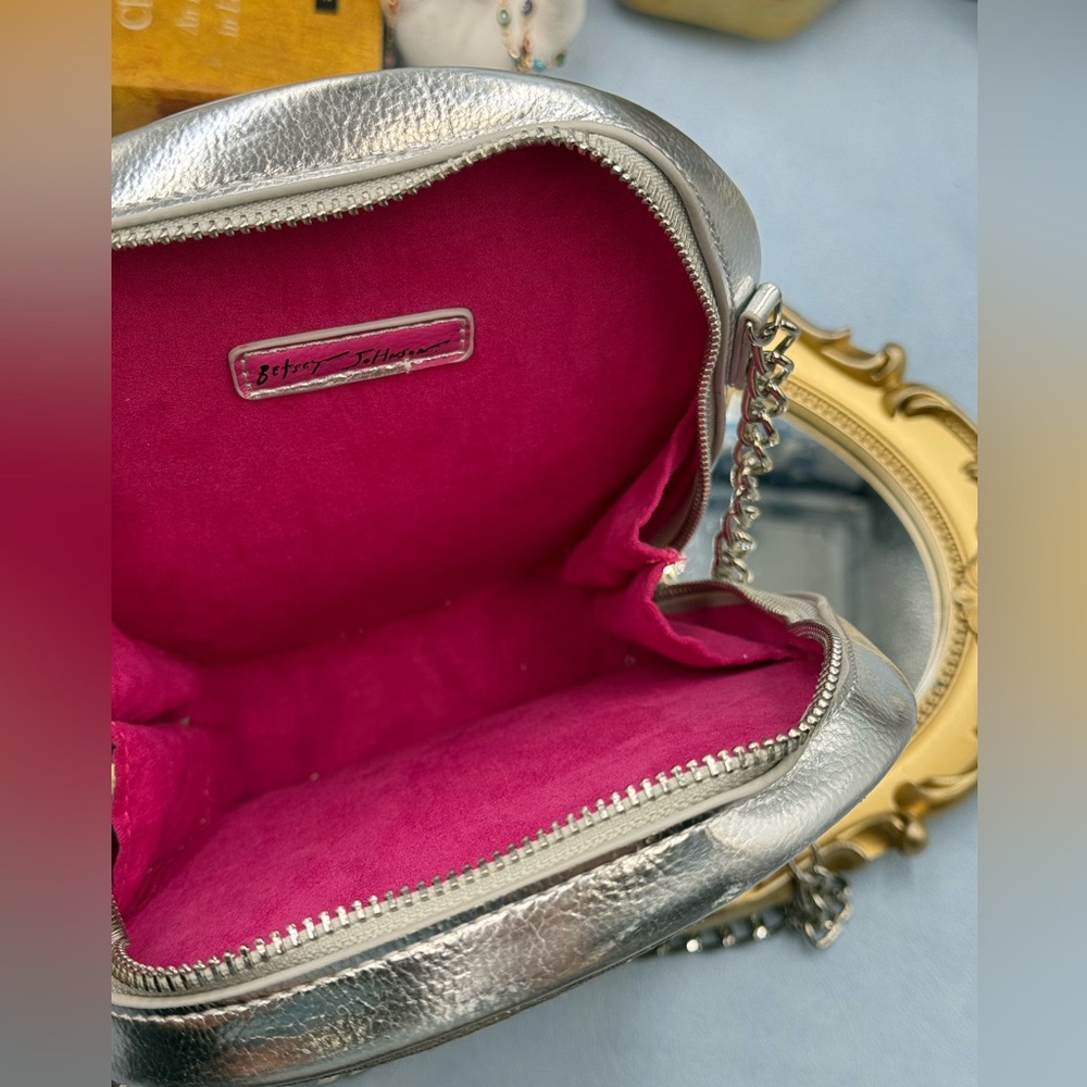 🆕 BETSEY JOHNSON 🧿 NWOT Bone-Jour Sugar Skull Crossbody Bag, Silver & Rainbow - Picture 12 of 16